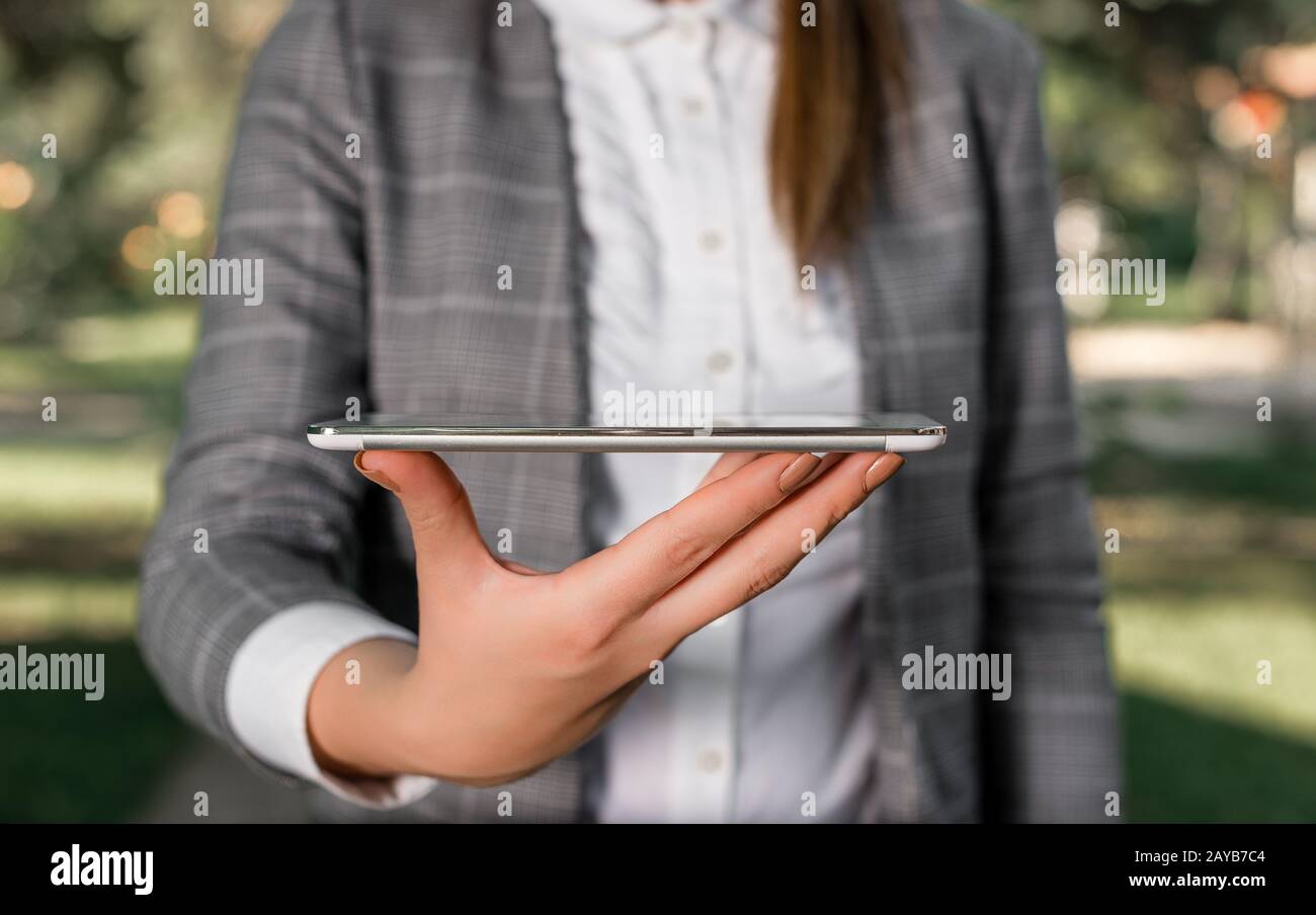 Scena all'aperto con donna in viaggio d'affari per il laptop con touch screen. Concetto di business con la donna sulla scena all'aperto. Foto Stock