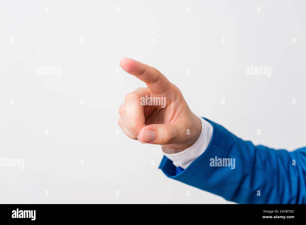 Mano isolata che punta con il dito nello spazio di copia. Concetto di business con dito puntato. Mano isolata su sfondo bianco. Foto Stock