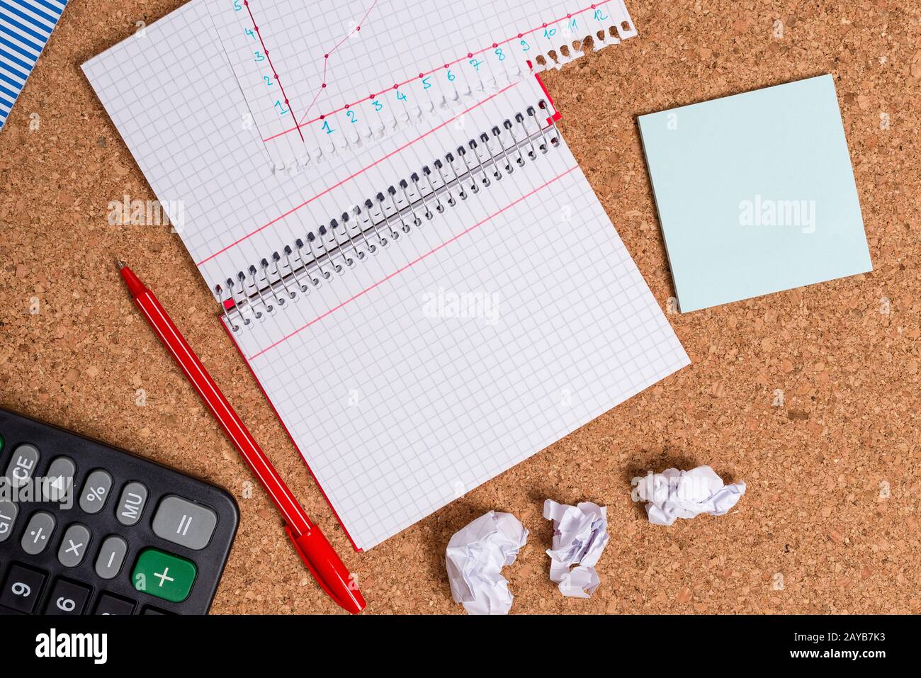 Scrivania a corkboard con notebook a spirale di carta aperto quadrato e apparecchiature per ufficio. Tavolo per affissioni di diverse dimensioni e tipi di Foto Stock