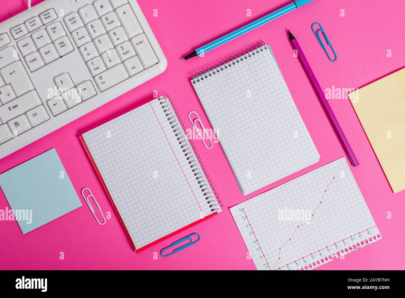 Attrezzature per la scrittura e computer più carta matematica posta su uno sfondo colorato. Stazionario, libro di matematica vicino agli attrezzi di d Foto Stock