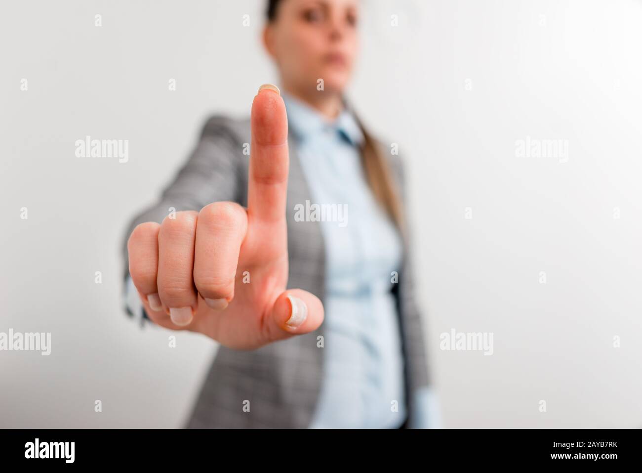 Donna d'affari che punta con il dito. Spazio vuoto per il messaggio di testo con la mano e il dito puntati su di esso. Concetto di business digitale Foto Stock