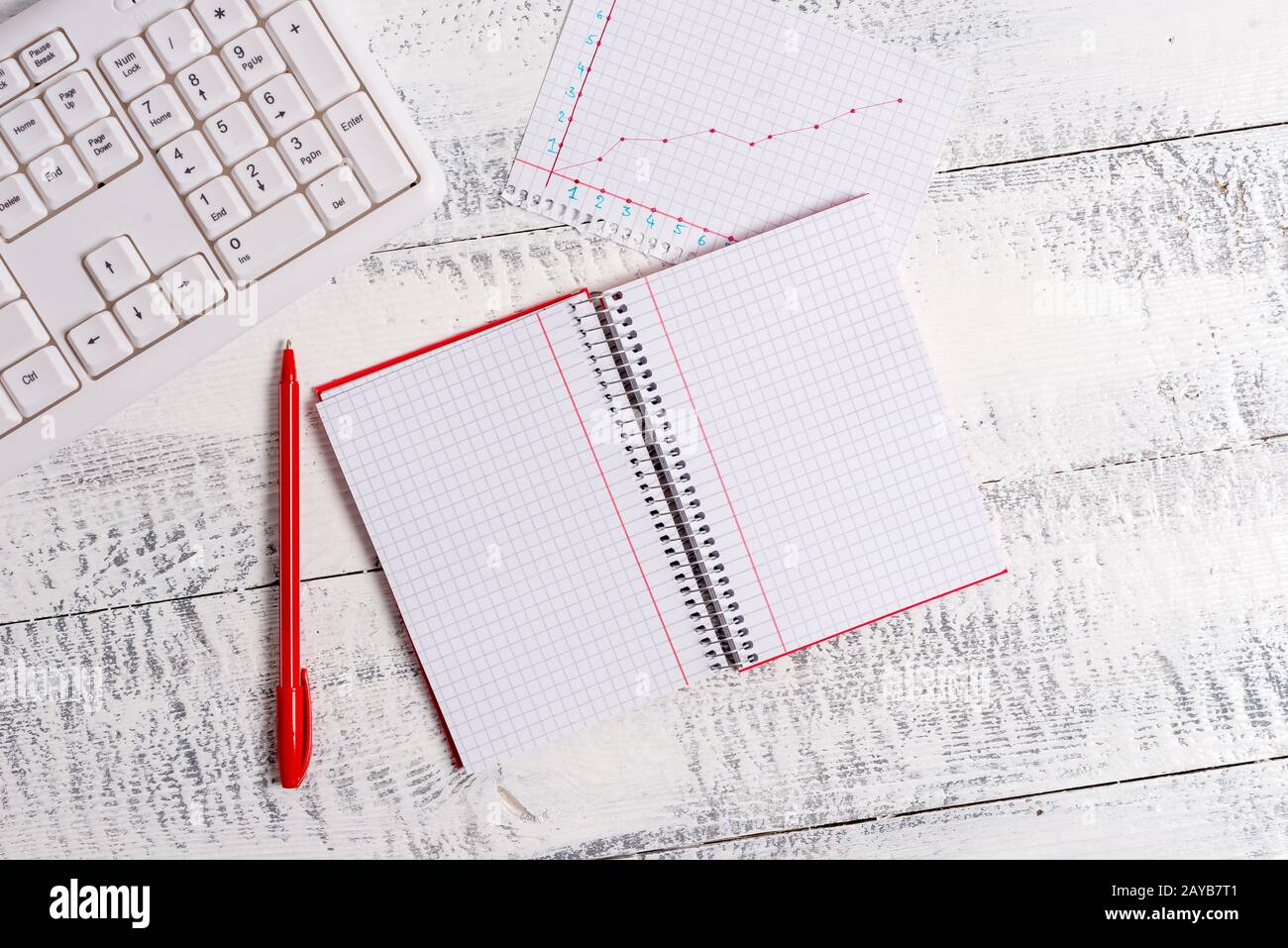 Scrivania in cartone sminuzzato con diversi tipi e formati di carta vuota. Tavolo di papercraft con alcune carte e suppl studio Foto Stock