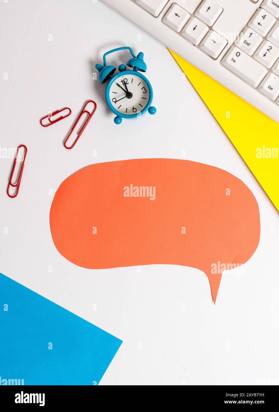 Tavolo con spazio per la copia sulla carta a bolle d'aria con orologio e graffette. Concetto aziendale con carta vuota per messaggi di testo. Foto Stock