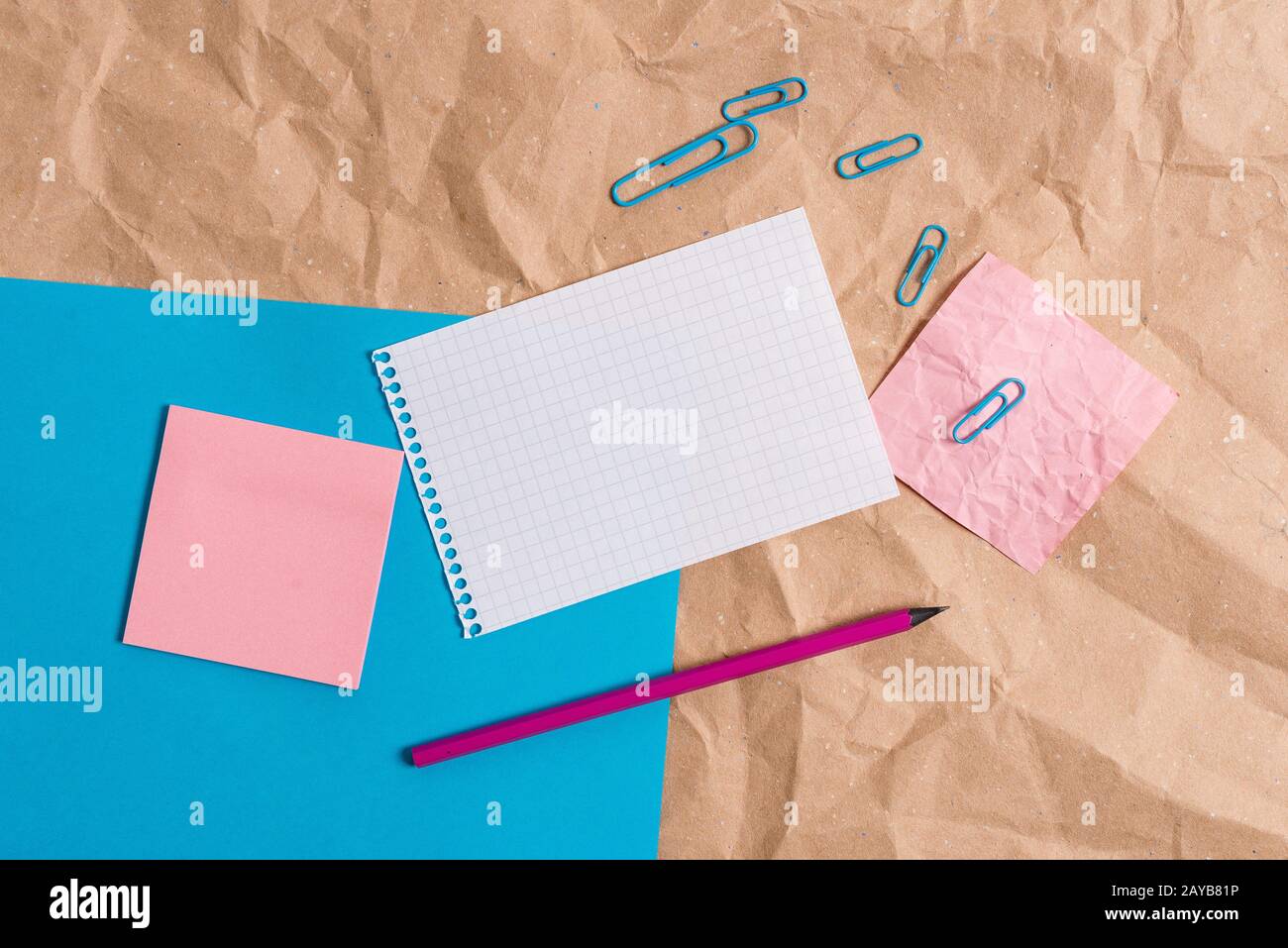 Scrivania in cartone sminuzzato con diversi tipi e formati di carta vuota. Tavolo di papercraft con alcune carte e suppl studio Foto Stock