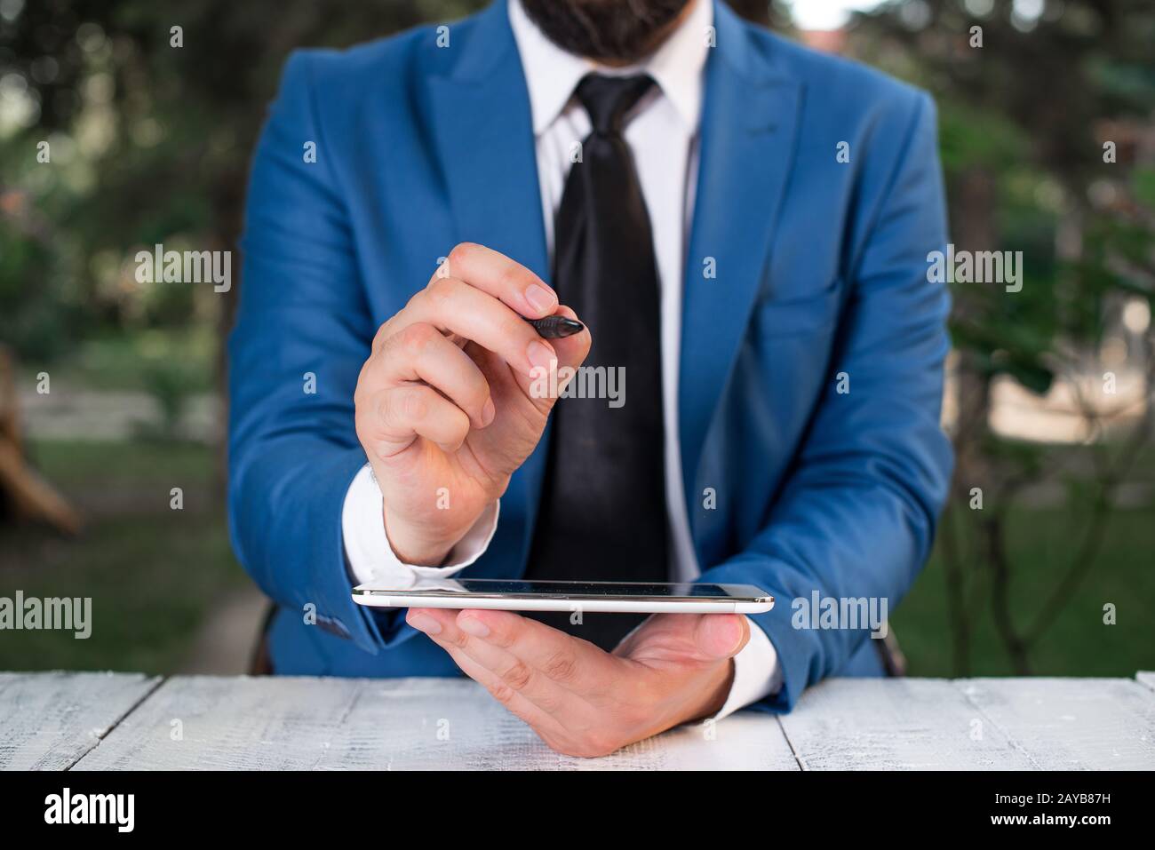 Uomo d'affari che punta con la penna nello spazio vuoto della copia. Concetto di business con l'uomo nella suite. Copia spazio con businessman in su Foto Stock