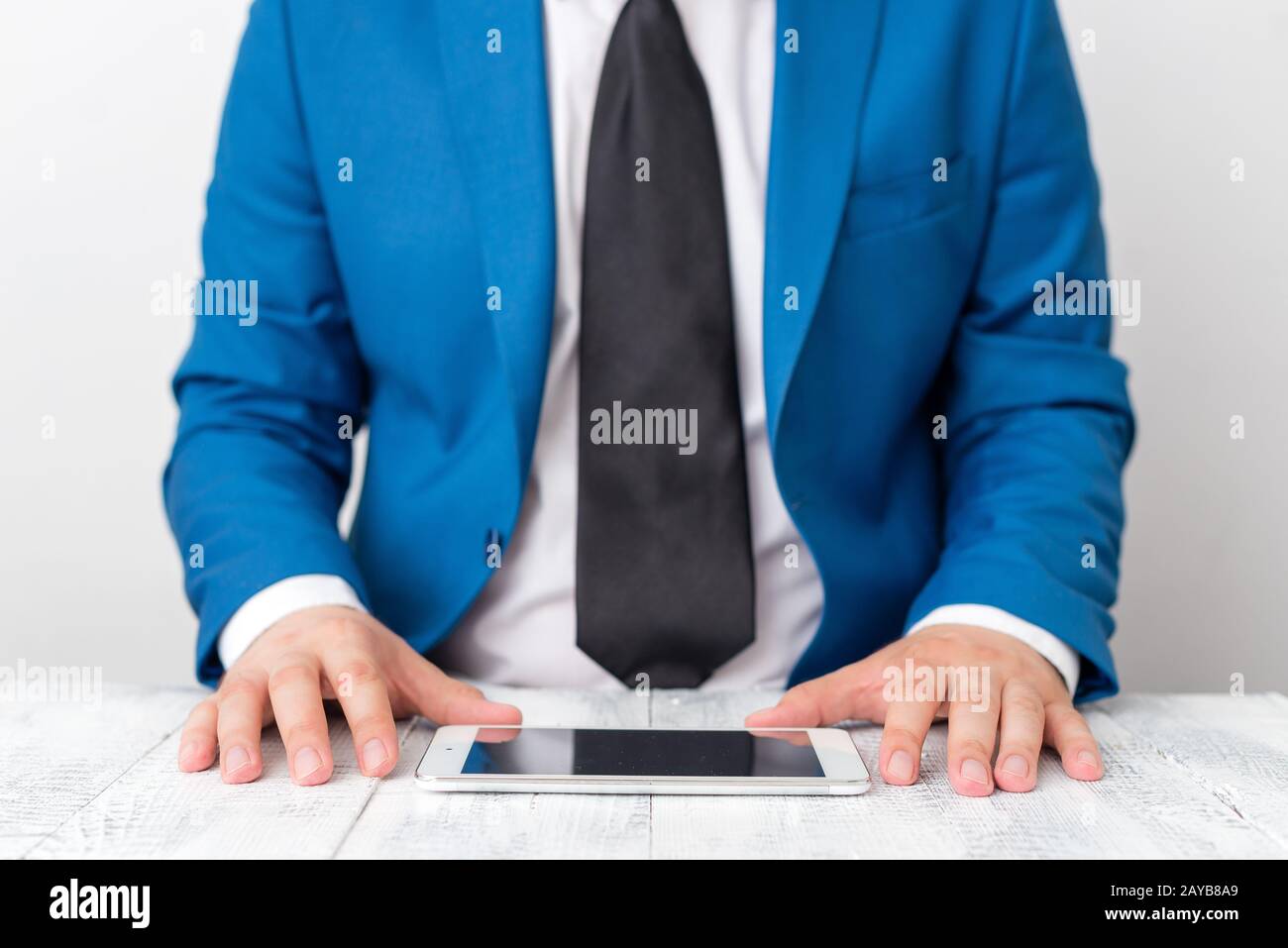 Uomo d'affari in suite blu con cravatta tiene il lap top in mano. Concetto di business con l'uomo in una suite e un lap top. Foto Stock