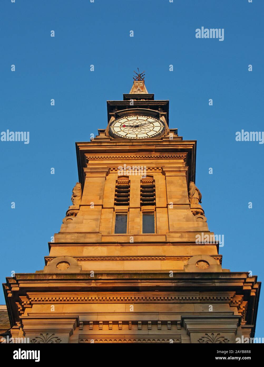 l'alta torre dell'orologio dell'edificio vittoriano atkinson contro un cielo blu estivo nella piazza della città di southport merseyside Foto Stock