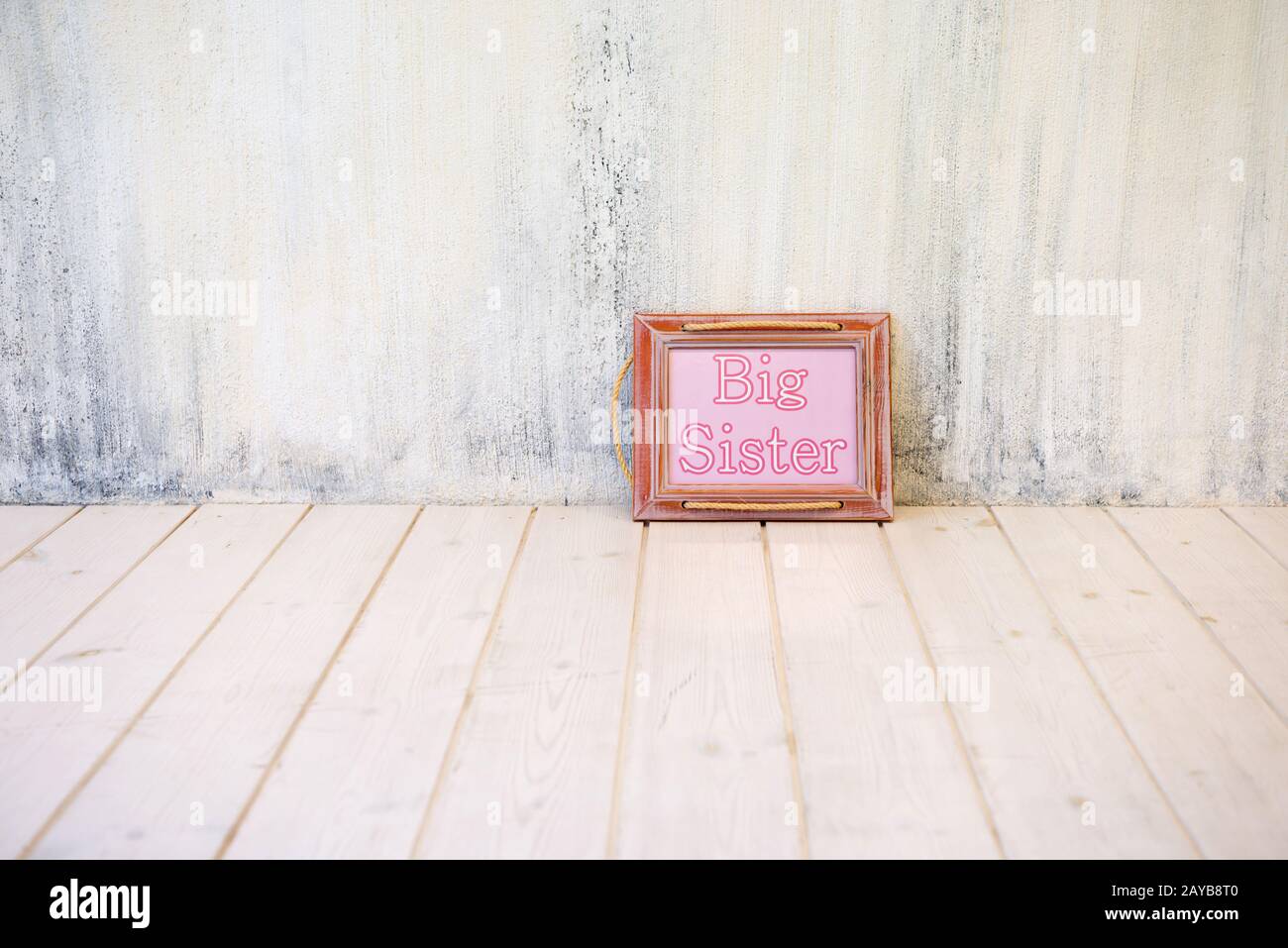 Interno luminoso vuoto con spazio di copia e cornice con testo Foto Stock