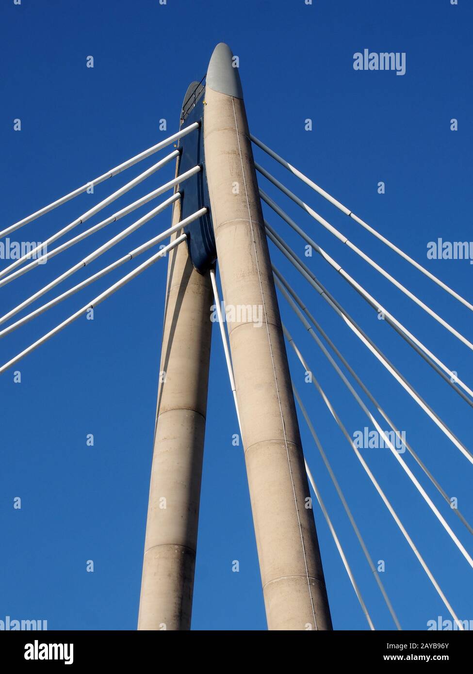 la torre in cemento e i cavi del ponte sospeso a southport merseyside contro un cielo blu Foto Stock