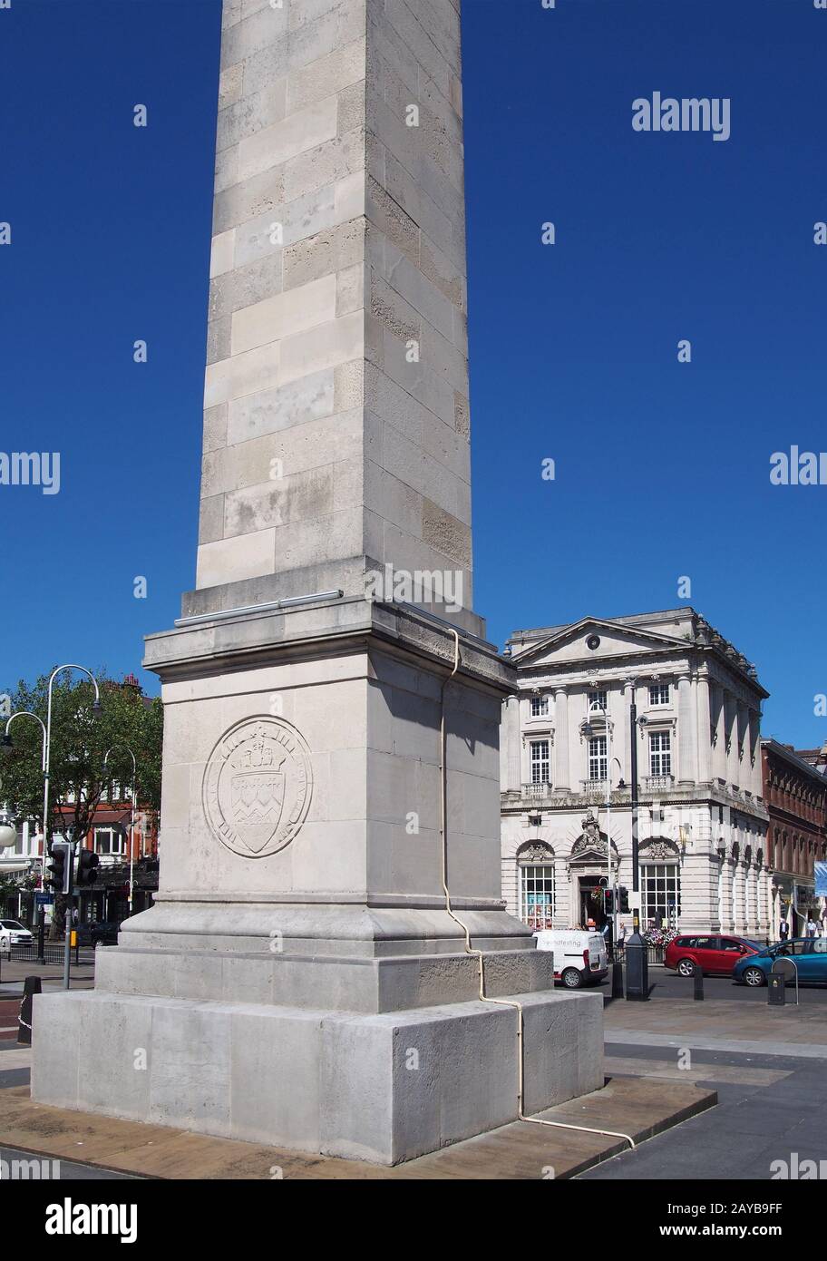 il memoriale di guerra nella piazza della città a southport merseyside con gli edifici circostanti e il traffico contro un cielo blu estivo Foto Stock