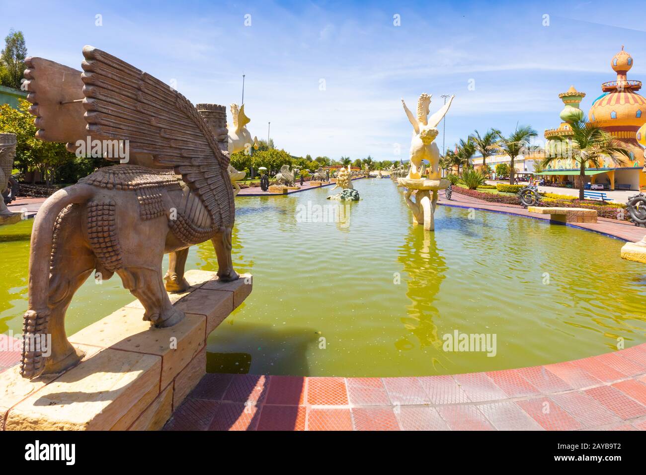 Bogota parque Jaime Duque statua del leone alato ai margini della fontana Foto Stock