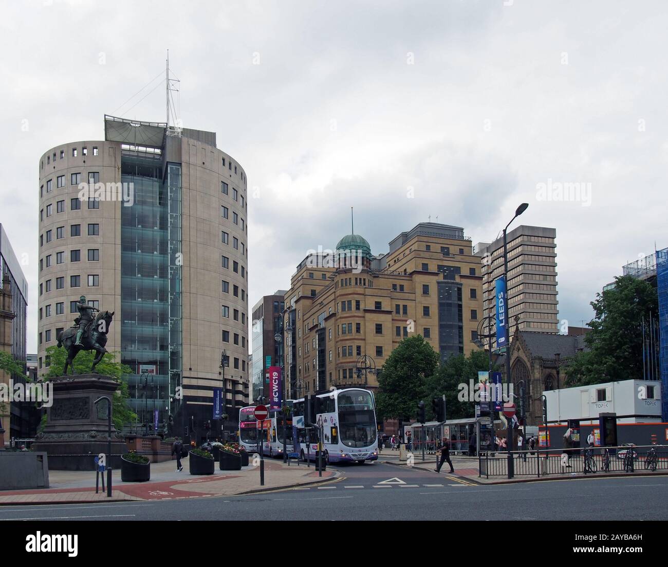 autobus e pedoni che attraversano la strada in piazza leeds con alti edifici di uffici di park row Foto Stock