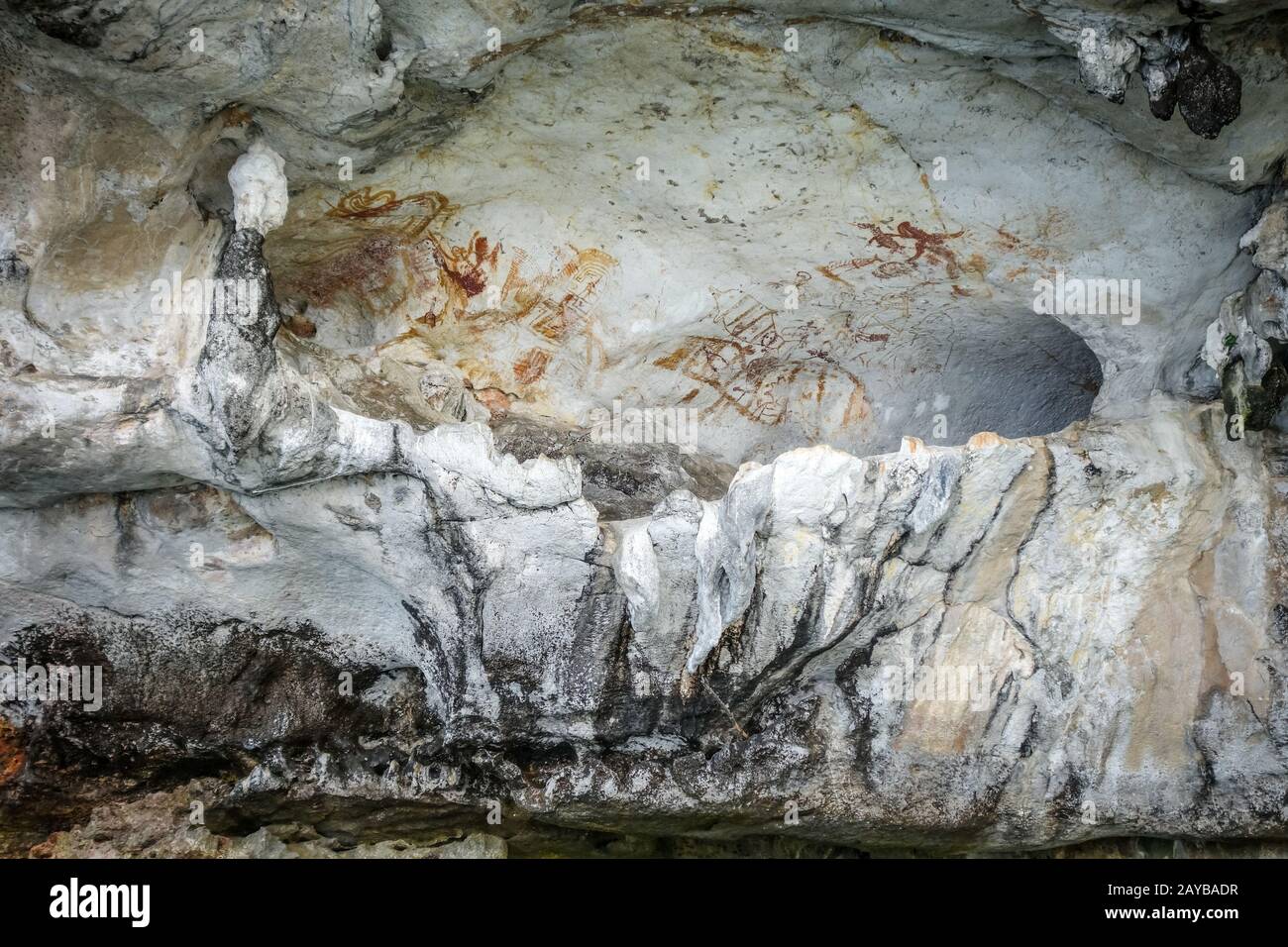 Dipinti preistorici in una grotta, Phang Nga Bay, Thailandia Foto Stock