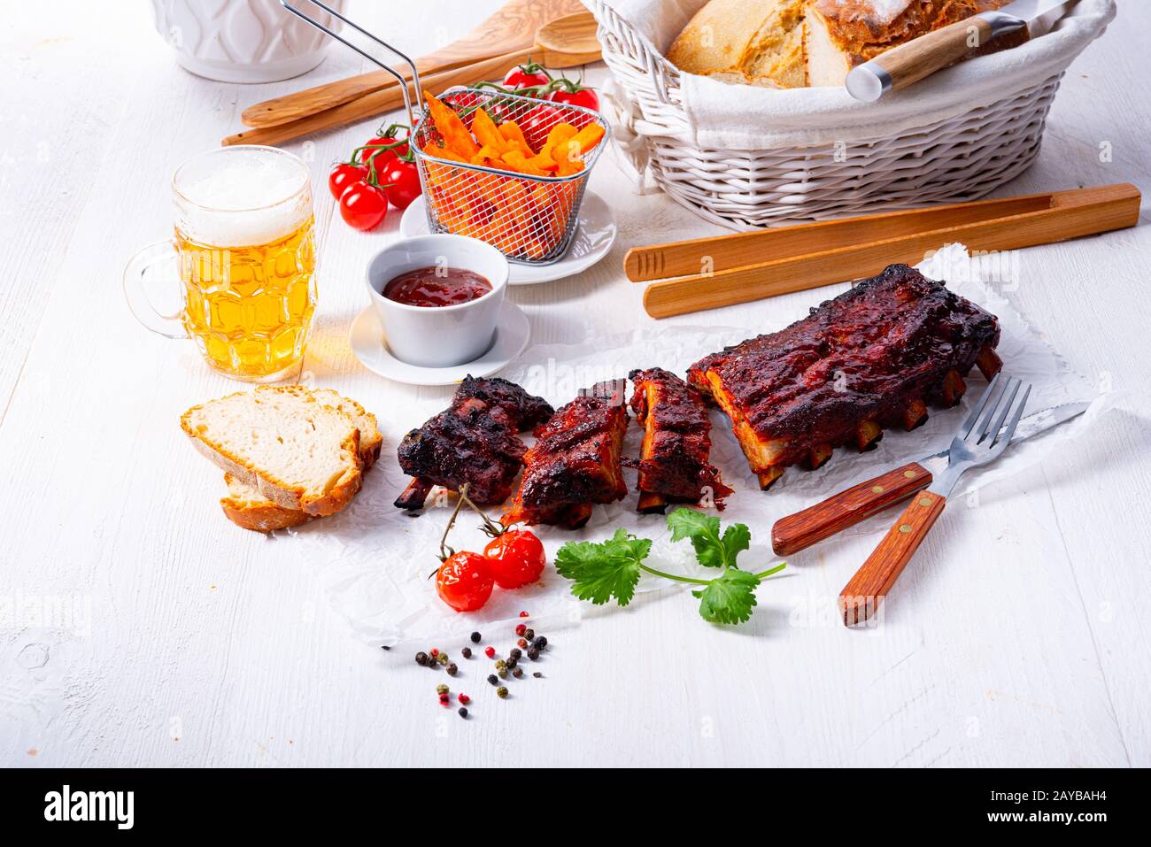 Barbeque costolette da una griglia a carbone Foto Stock