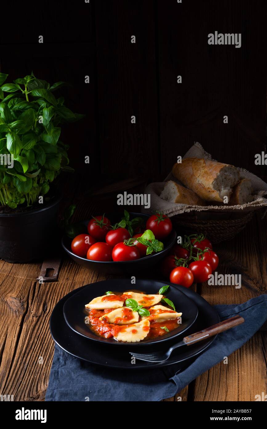 ravioli alla genovese con salsa di pomodoro al basilico Foto Stock