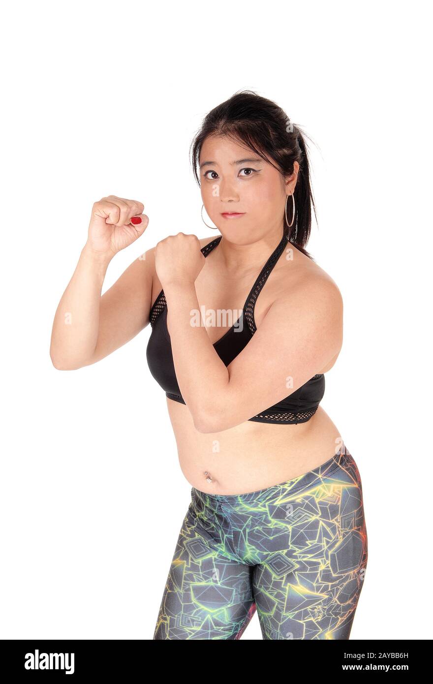 Donna cinese cercando boxe con i suoi pugni Foto Stock