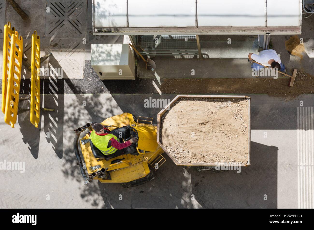 Sito in costruzione presso una strada in estate. Vista aerea. Ingegneria urbano e la costruzione di strutture della città concetto. Foto Stock