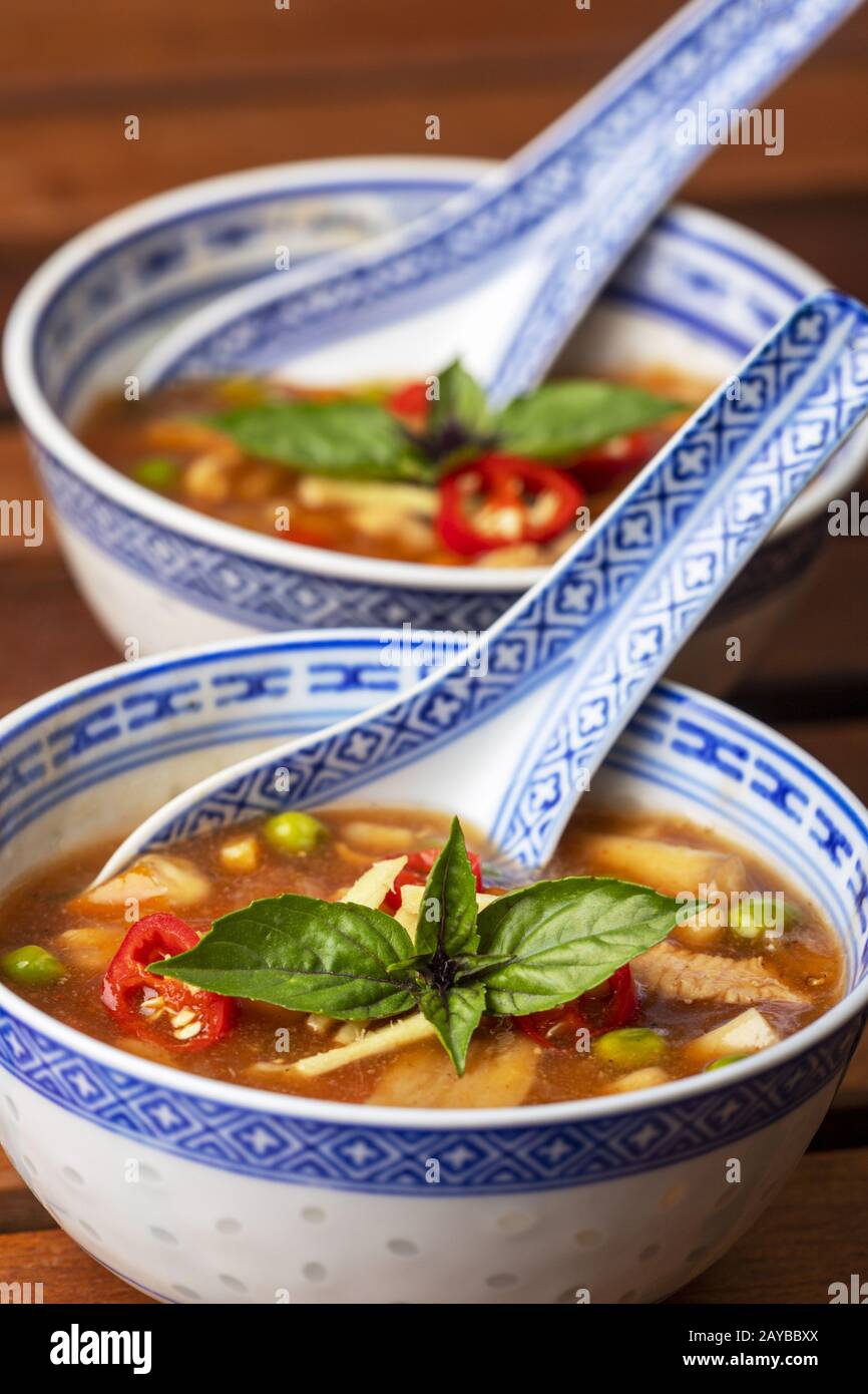 Zuppa cinese dolce-acida su legno Foto Stock