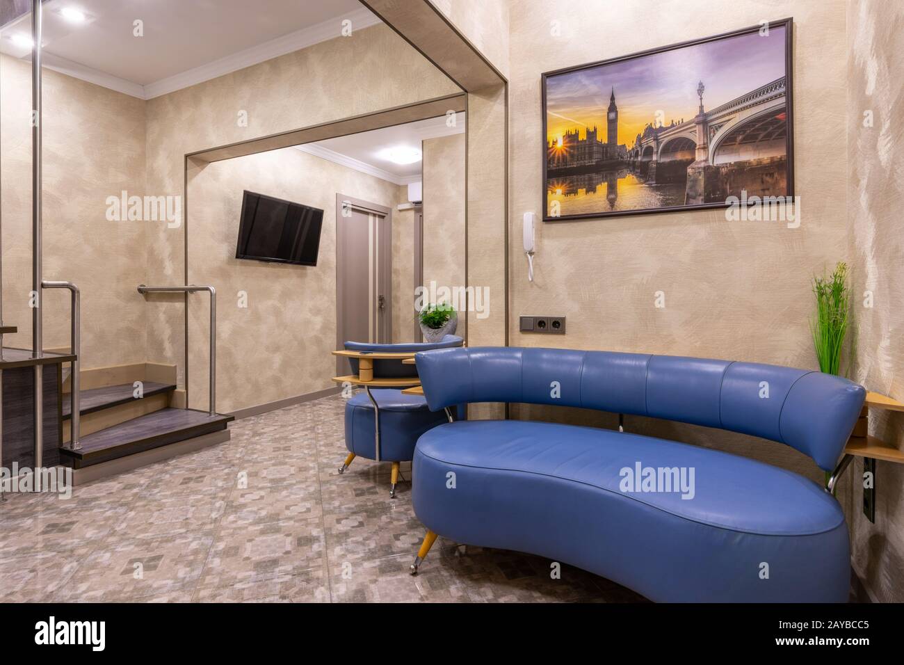 Anapa, Russia - Luglio 26, 2019: entrata spaziosa hall di un multi-livello appartamento Foto Stock