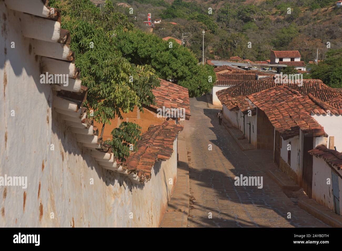 Tetti di tegole rosse e strade acciottolate, Barichara, Santander, Colombia Foto Stock