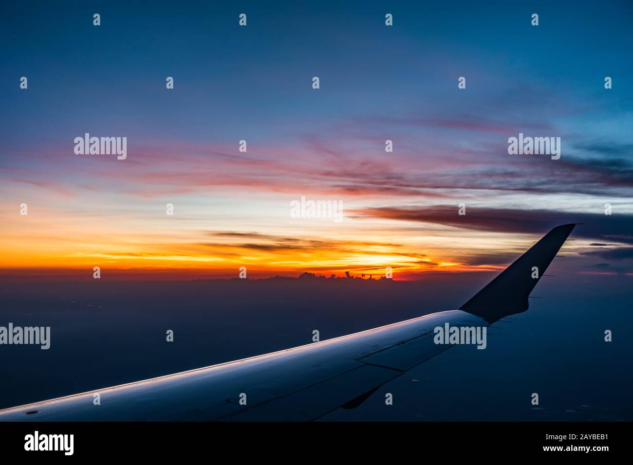 Vista tramonto dalla finestra di aeroplano Foto Stock