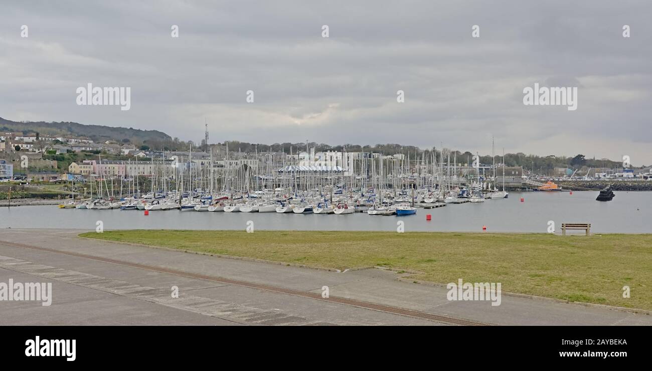 Barche a vela nel porto di Howth, Irlanda in una giornata torbida Foto Stock