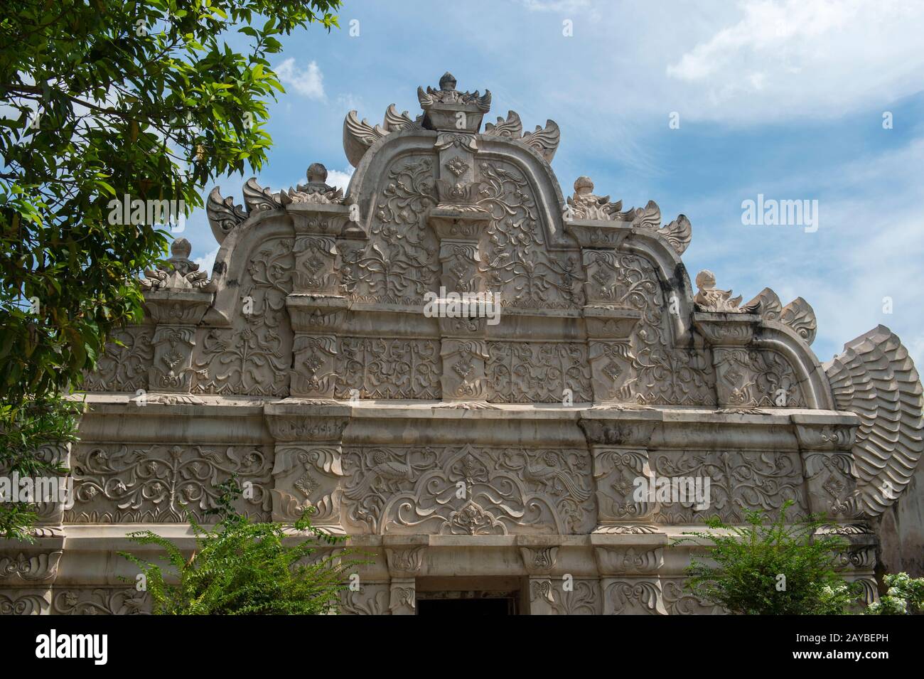 La porta Ovest Del complesso da bagno con elaborate sculture in pietra presso il Castello D'Acqua di Taman Sari a Yogyakarta a Giava in Indonesia. Foto Stock
