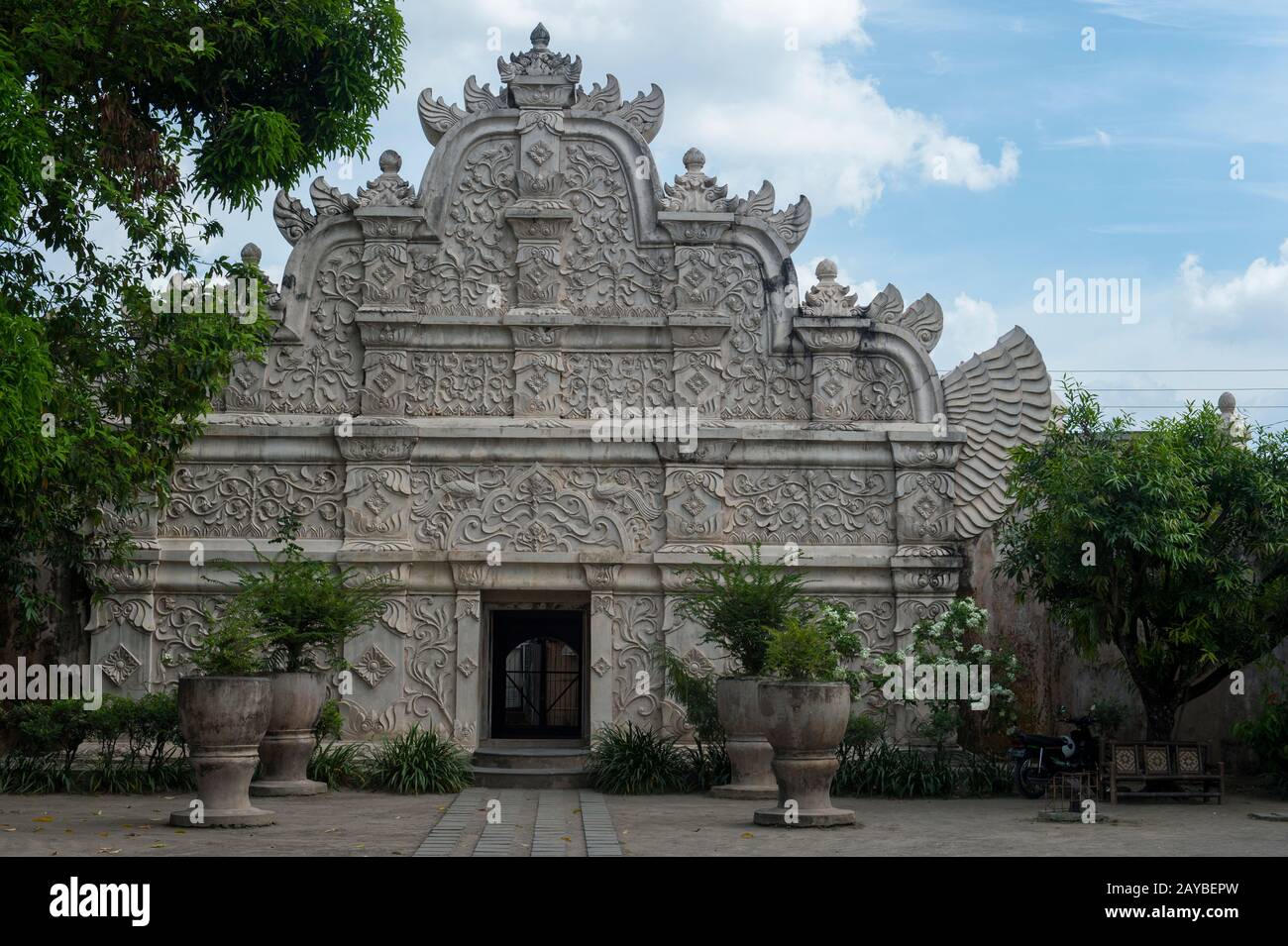 La porta Ovest Del complesso da bagno con elaborate sculture in pietra presso il Castello D'Acqua di Taman Sari a Yogyakarta a Giava in Indonesia. Foto Stock