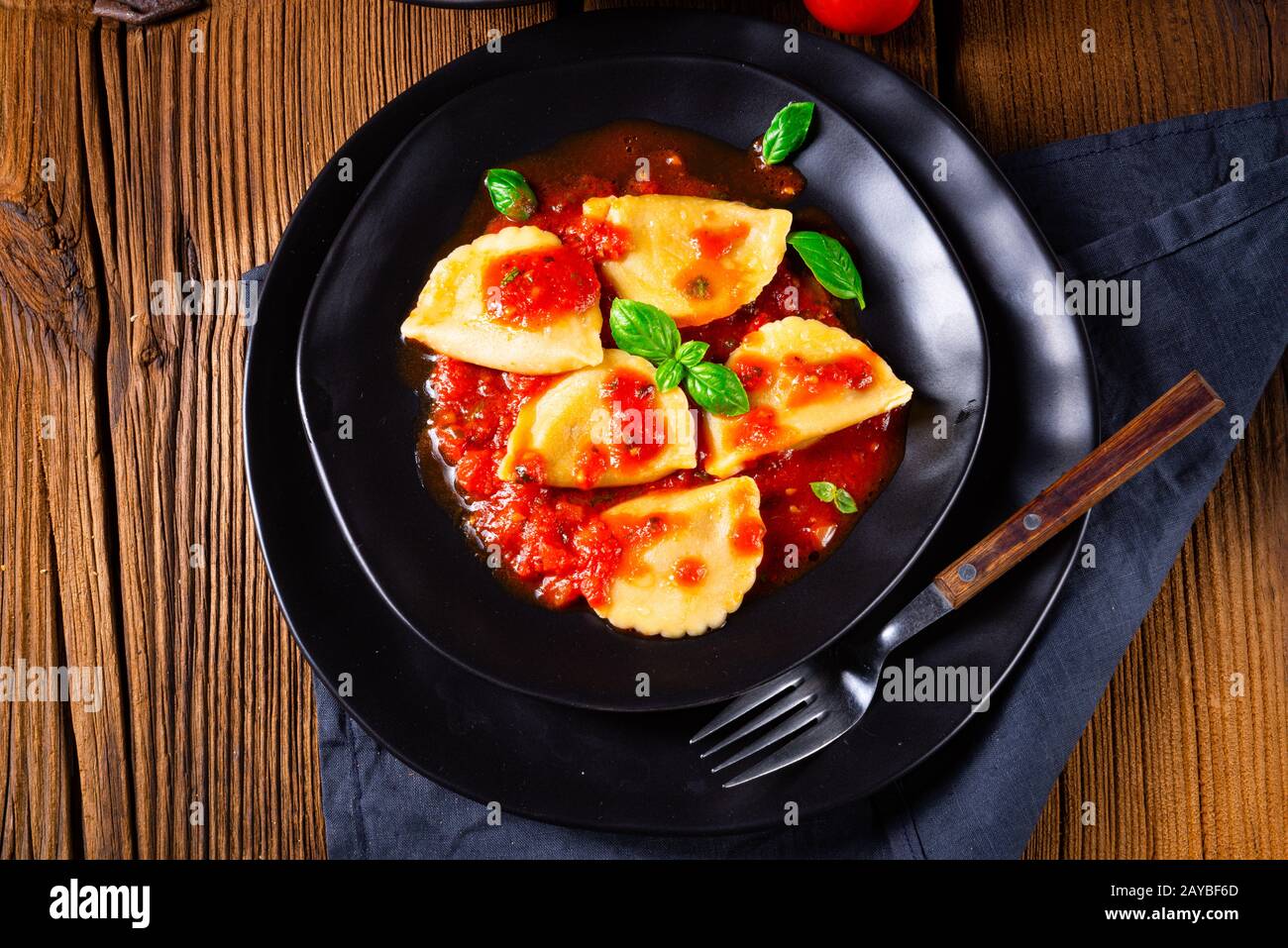 ravioli alla genovese con salsa di pomodoro al basilico Foto Stock