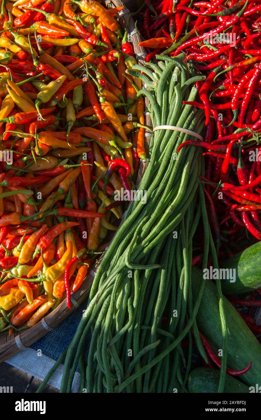 Scena di mercato con peperoncino e fagioli di serpente sul mercato giornaliero mattina strada a Yogyakarta in Java in Indonesia. Foto Stock