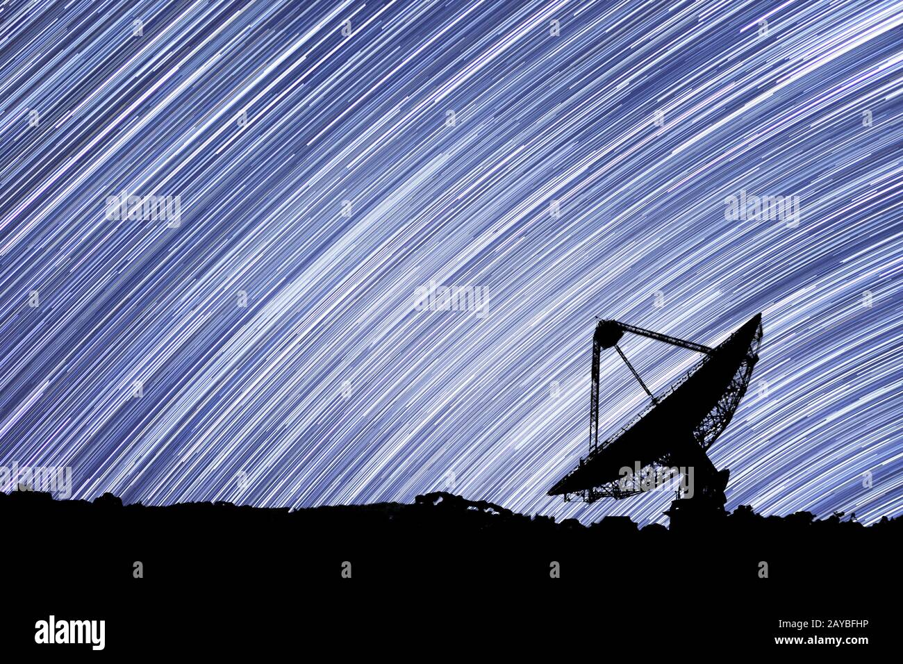 Stardles dietro il Parkes radio relescope Foto Stock