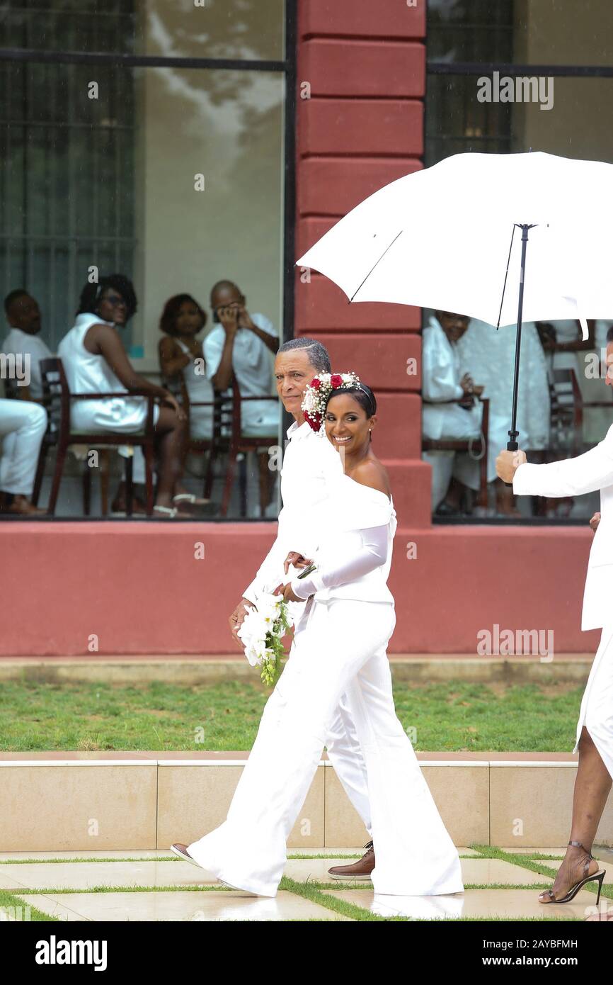 Porto DI SPAGNA, TRINIDAD - 14 FEBBRAIO: Renee Butcher è scortato da suo padre Ken Butcher attraverso il cortile presso la storica Red House per il suo matrimonio t Foto Stock