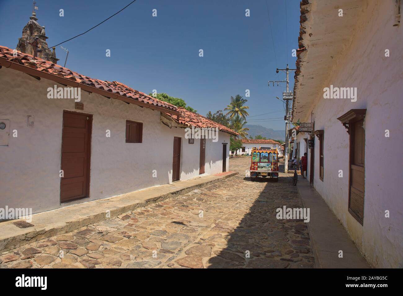 Tetti di tegole rosse e strade acciottolate, Guane, Santander, Colombia Foto Stock