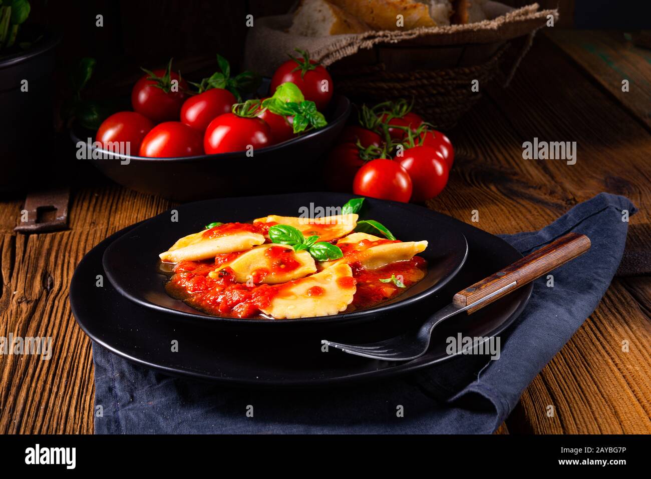 ravioli alla genovese con salsa di pomodoro al basilico Foto Stock