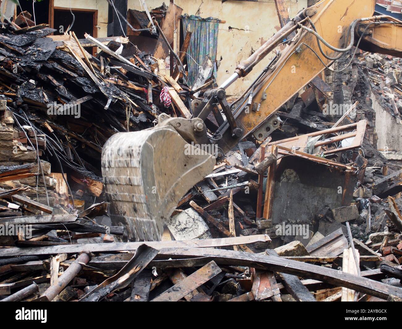 Macchine per retroescavatori a frantumatore idraulico che lavorano in un sito di demolizione per la rimozione dei detriti Foto Stock