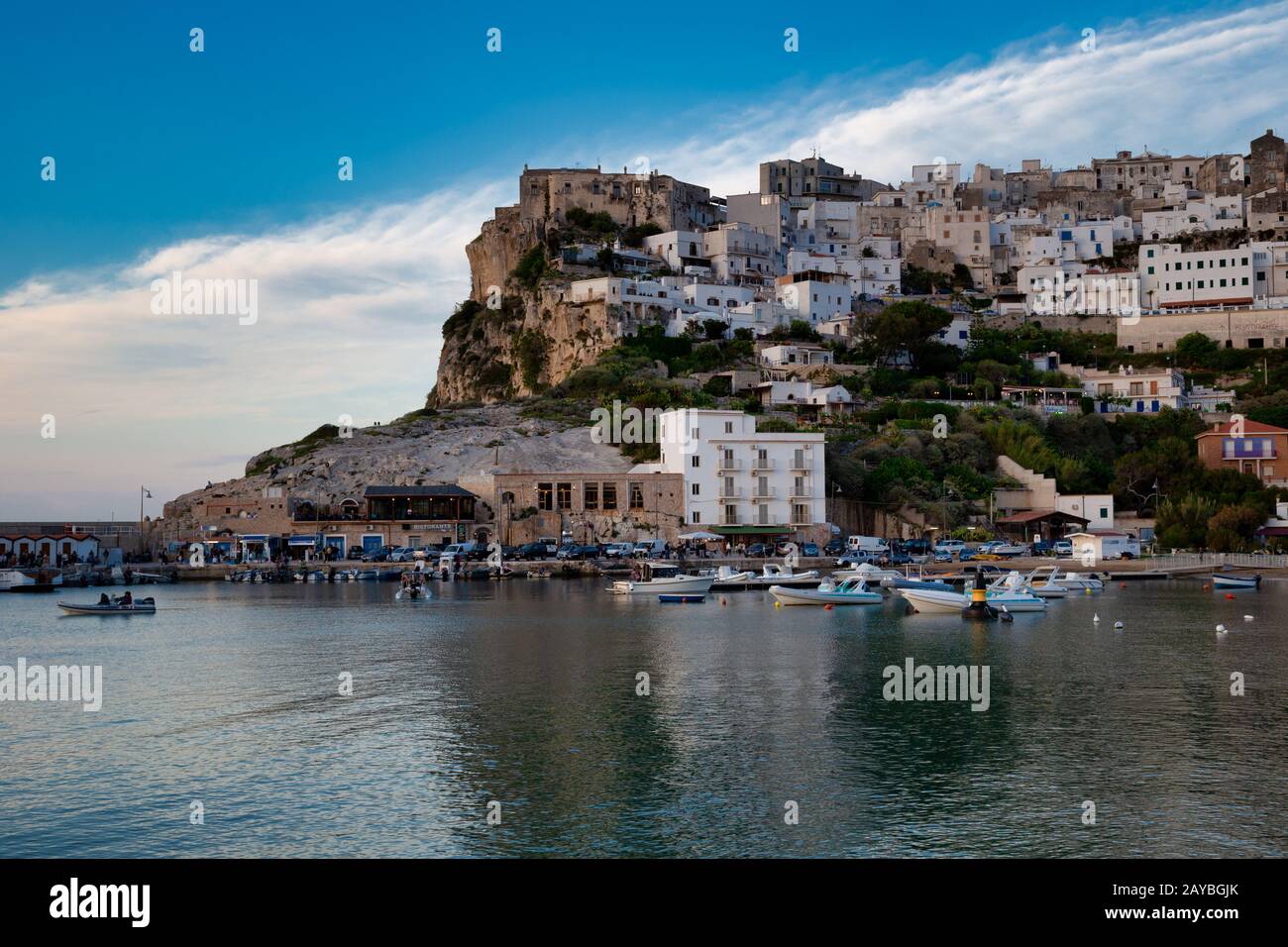 Tramonto città illuminata dal sole sul mare Foto Stock