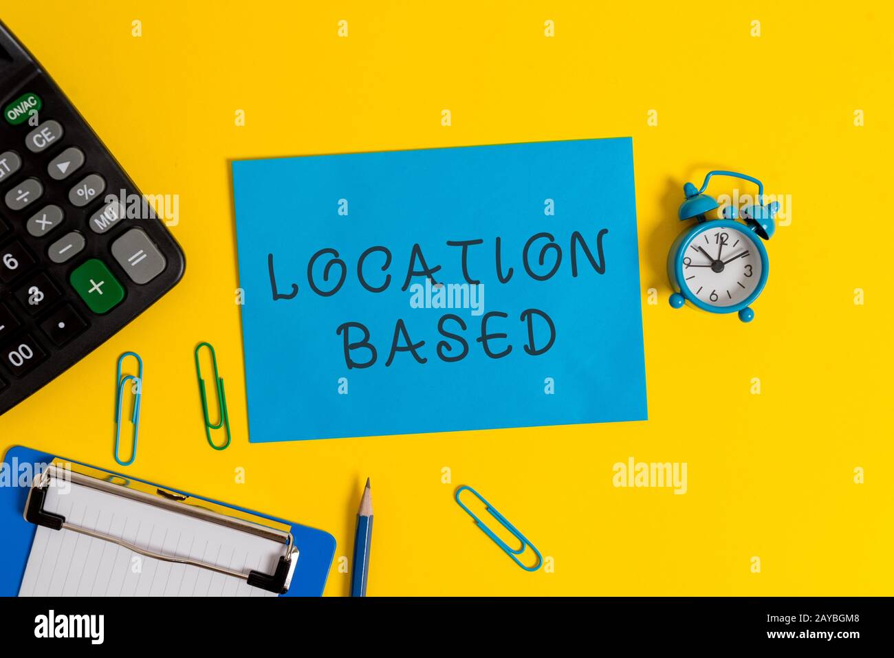 Scrittura a mano basata sulla posizione. Concetto che significa Mobile marketing per gli utenti target all'interno della stessa area geografica Clipboard foglio cl Foto Stock