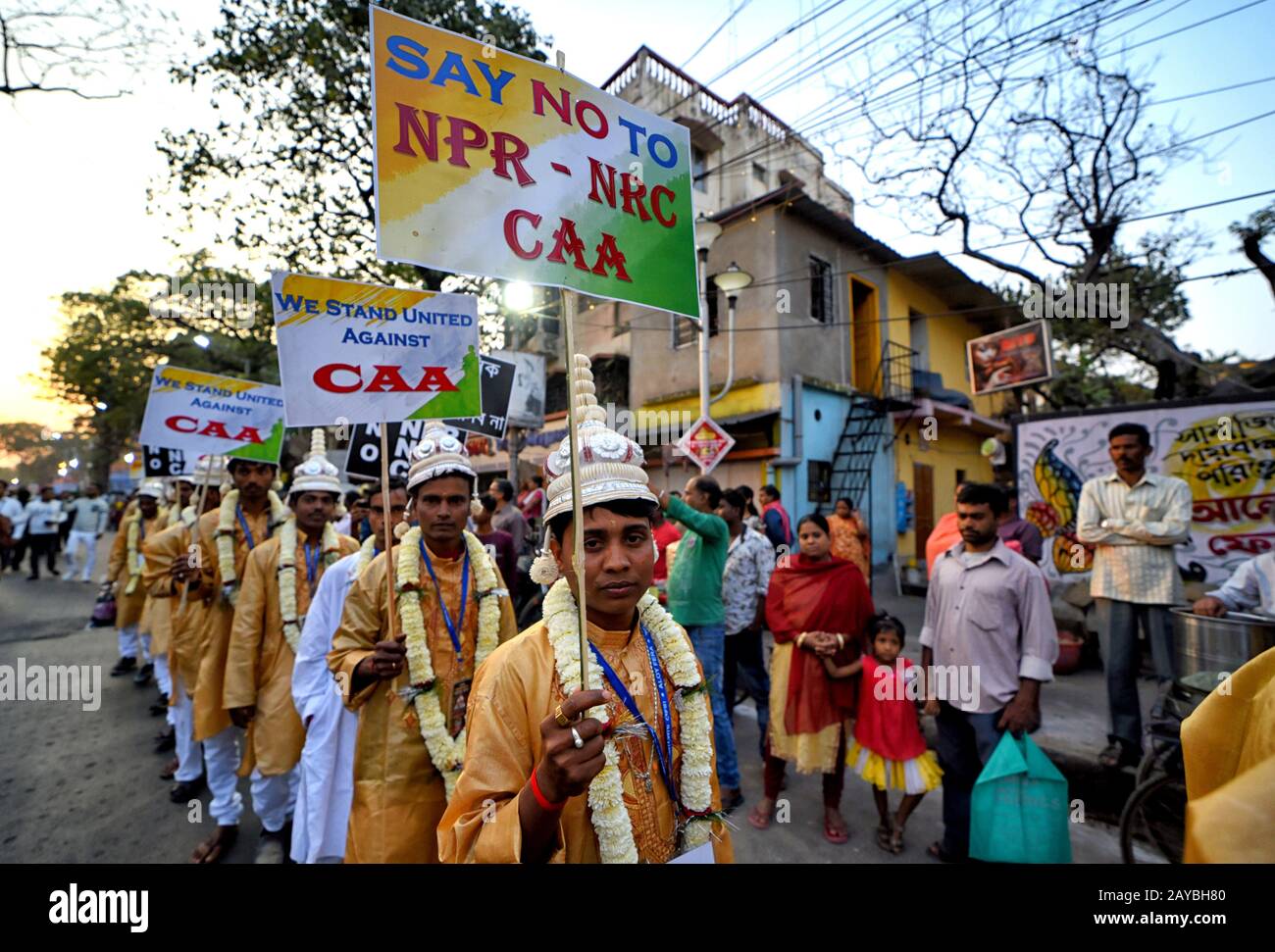 Calcutta, India. 14th Feb, 2020. I Grooms tengono i placards DI NESSUN NRC, NESSUN CAA, NESSUN NPR prima della cerimonia rituale di cerimonia di matrimonio di massa.Una ONG chiamata 'Aloy Phera' ha organizzato una cerimonia di matrimonio di massa di 170 coppie dalle religioni differenti in kolkata il giorno del Valentine per spargere il messaggio di amore & armonia sociale. In questo evento hanno preso parte coppie di varie comunità arretrate prive di un sostegno finanziario di base nella loro famiglia. Credit: Sopa Images Limited/Alamy Live News Foto Stock