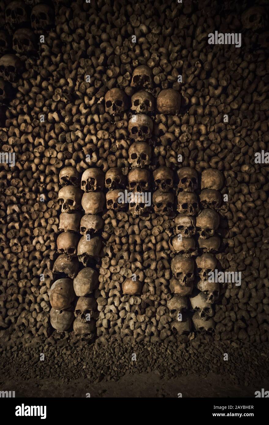 Teschi e le ossa nelle catacombe di Parigi Francia Foto Stock