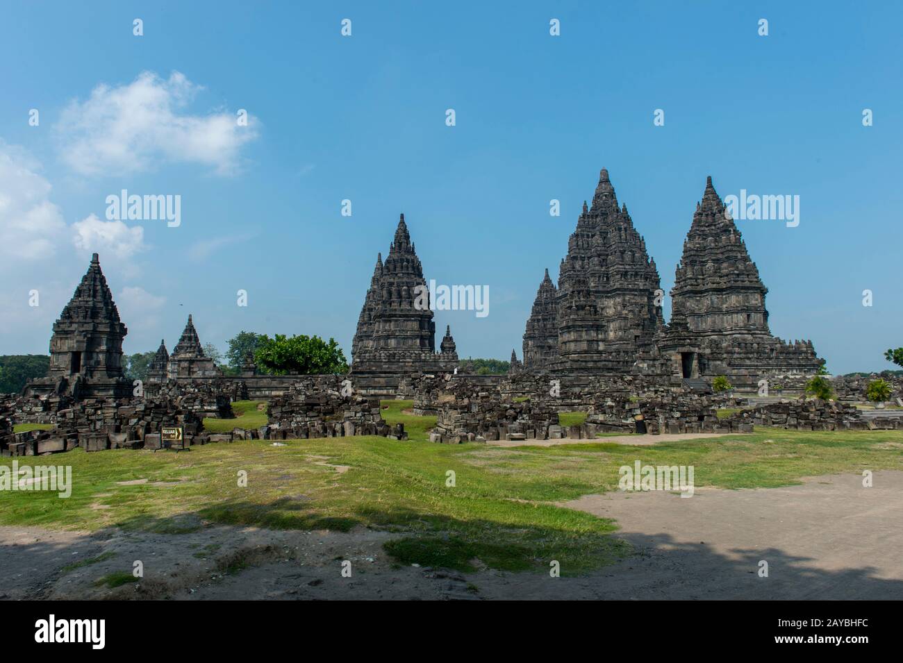 Vista sul complesso del tempio di Prambanan, un tempio indù del 9th secolo (patrimonio dell'umanità dell'UNESCO) non lontano da Yogjakarta, situato nel centro di Java Island Foto Stock