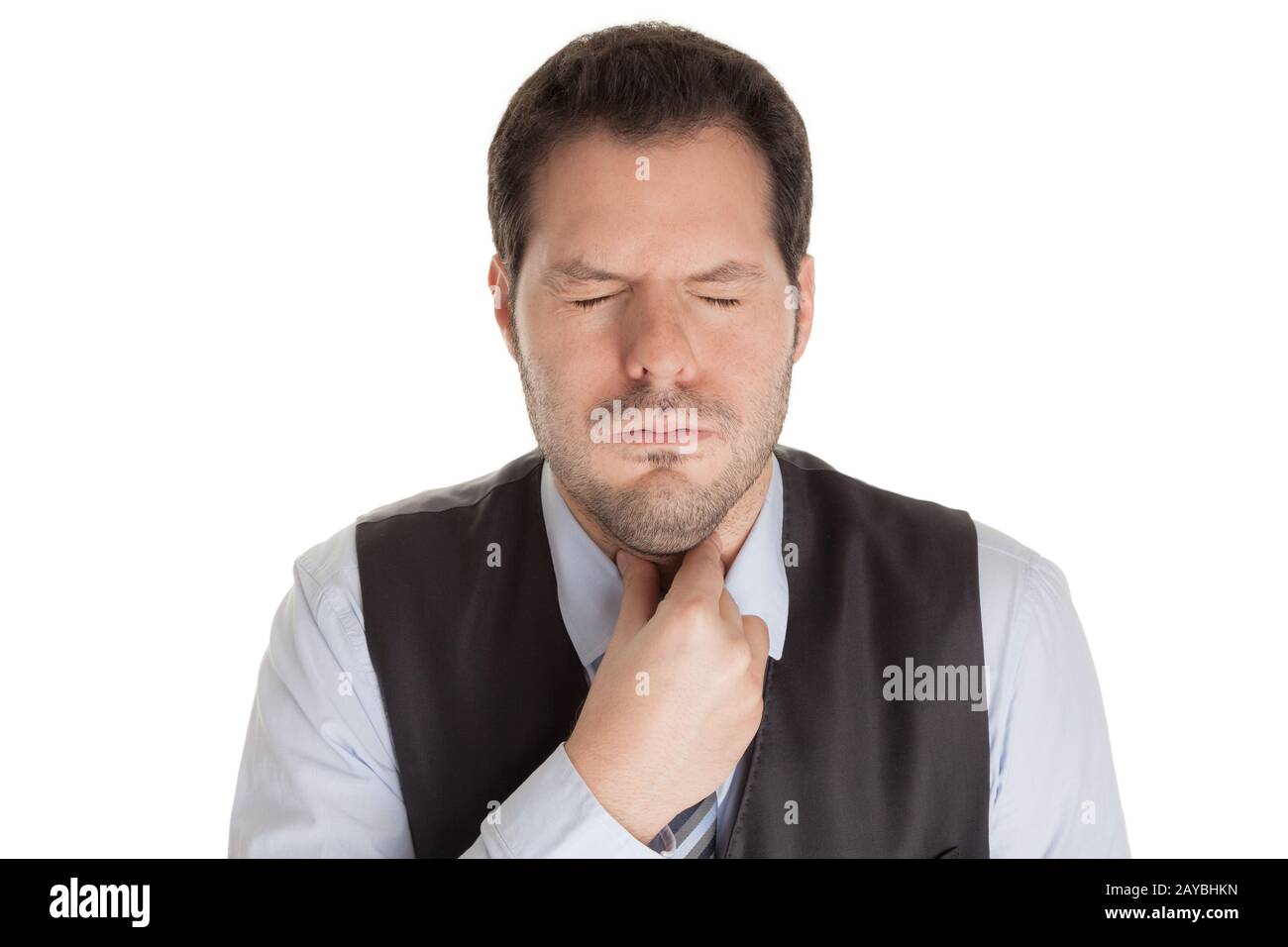 Uomo con mal di gola isolati su sfondo bianco. La malattia, influenza e concetto di infezione. Foto Stock