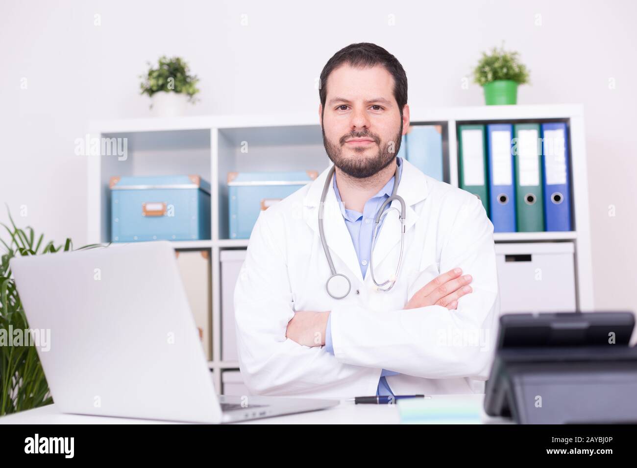 Barbuto medico che lavorava presso il suo ufficio. Business e concetto medico. Foto Stock