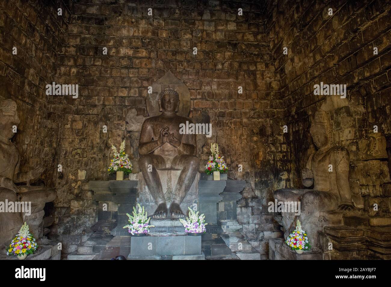 La statua di Dhyani Buddha, Vairocana e Avalokitesvara all'interno del tempio di Mendut, patrimonio dell'umanità dell'UNESCO), un tempio buddista del IX secolo, loca Foto Stock