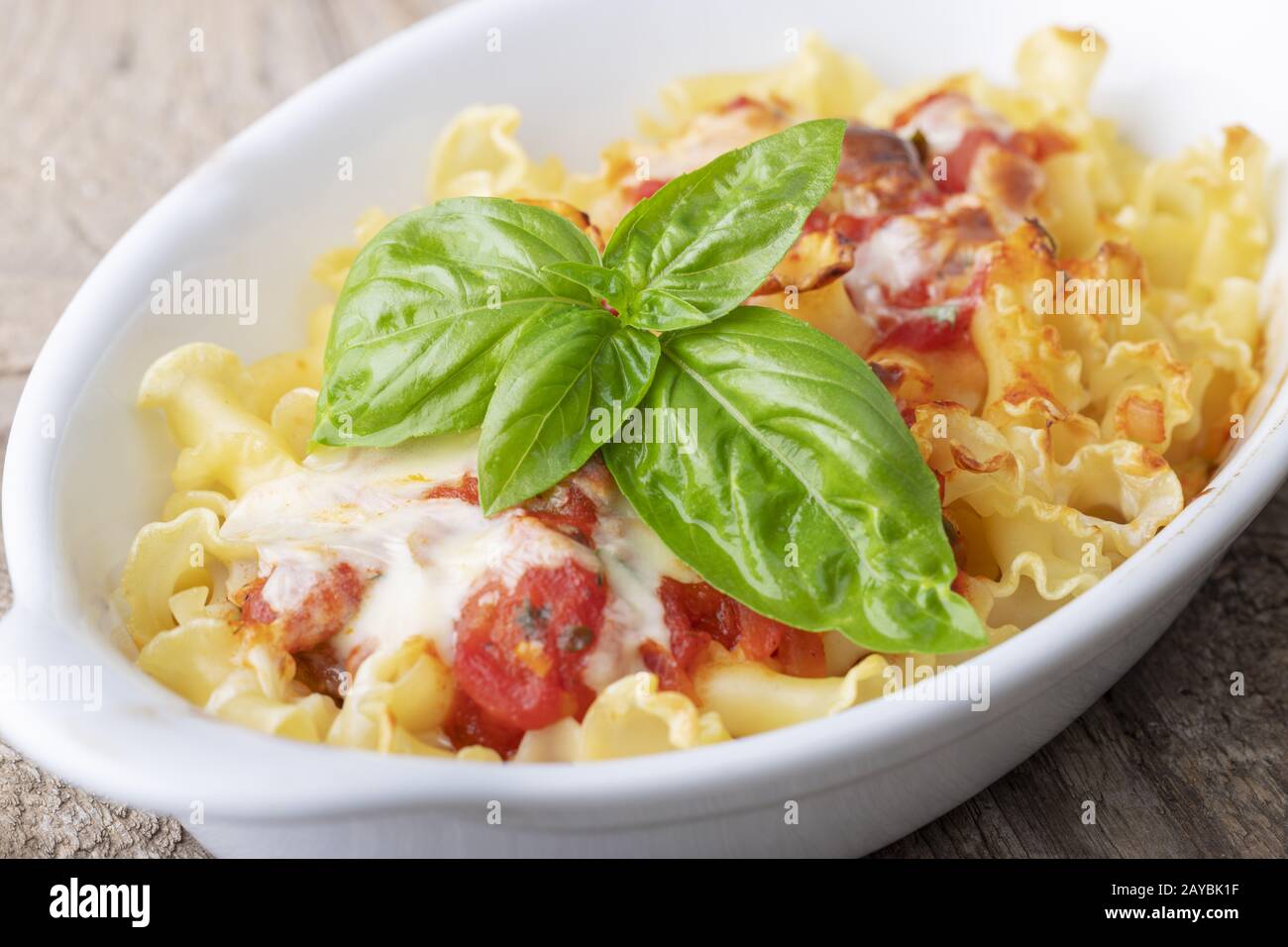 pasta gratinata su legno con vino Foto Stock
