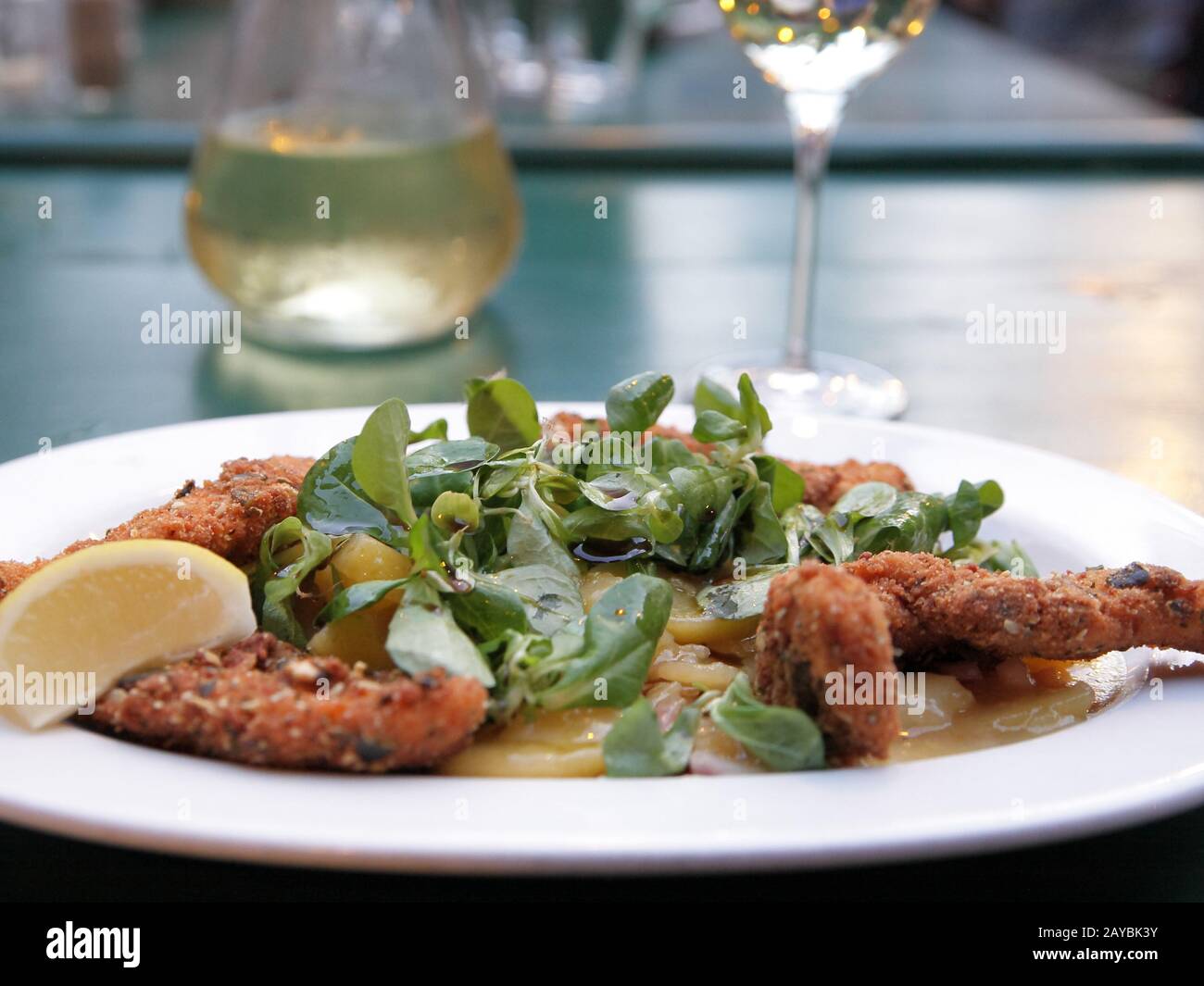 Tipica cucina autentica e vino bianco a Vienna/Austria presso una locanda chiamata anche Heuriger Foto Stock