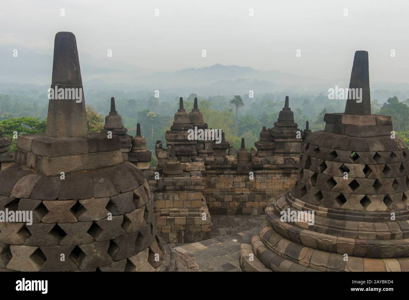 Vista dall'alto del tempio di Borobudur (sito patrimonio dell'umanità dell'UNESCO, nono secolo), il più grande tempio buddista del mondo, della perforazione Foto Stock
