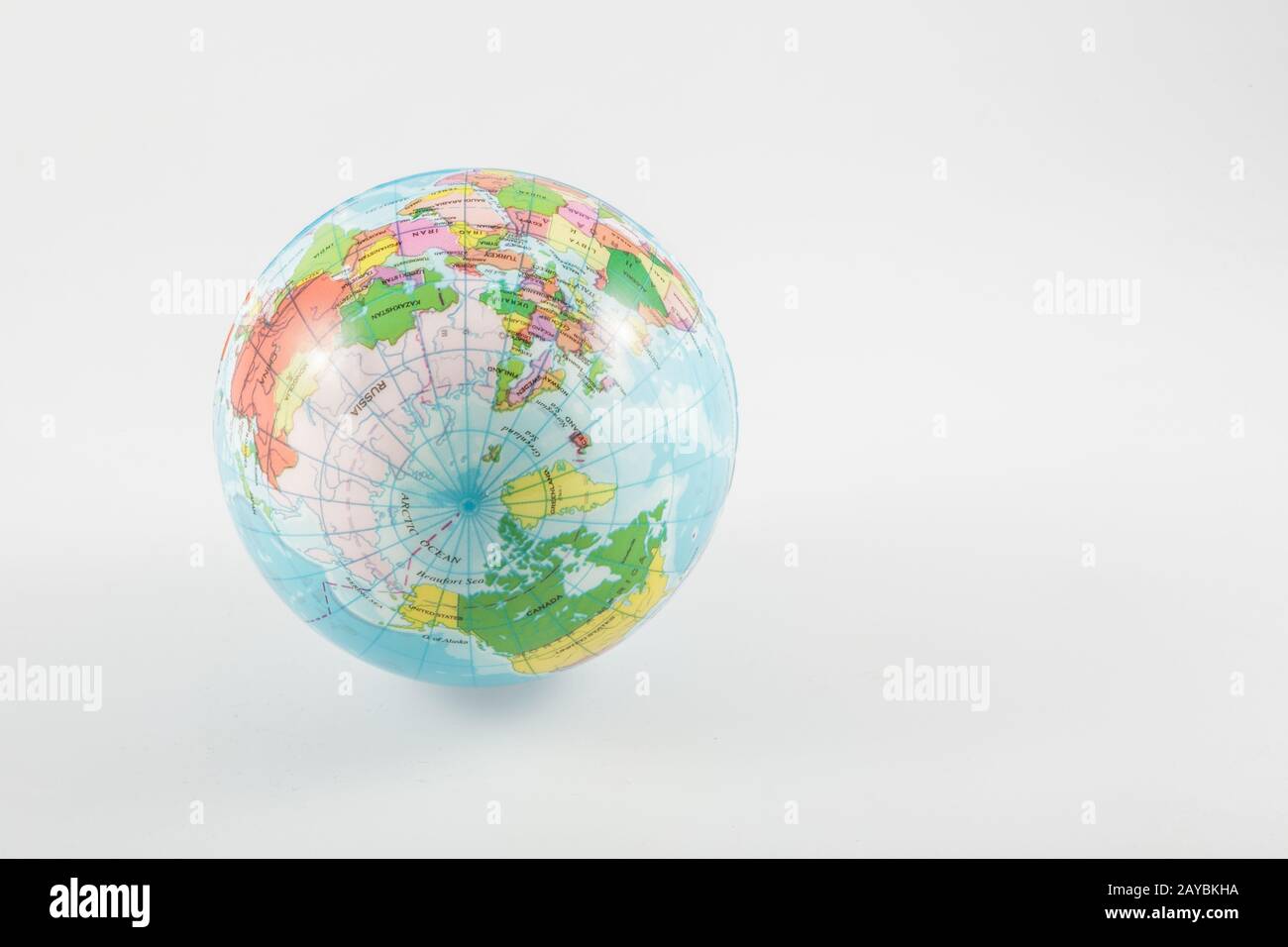 Emisfero settentrionale di un globo mondiale isolato su sfondo bianco. Viaggi, ambiente e istruzione Foto Stock