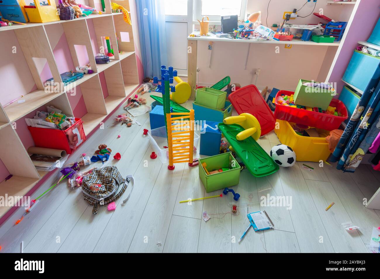 Anapa, Russia - 8 Agosto 2019: il disordine nella stanza dei bambini, sparsi giocattoli, scatole sul pavimento Foto Stock