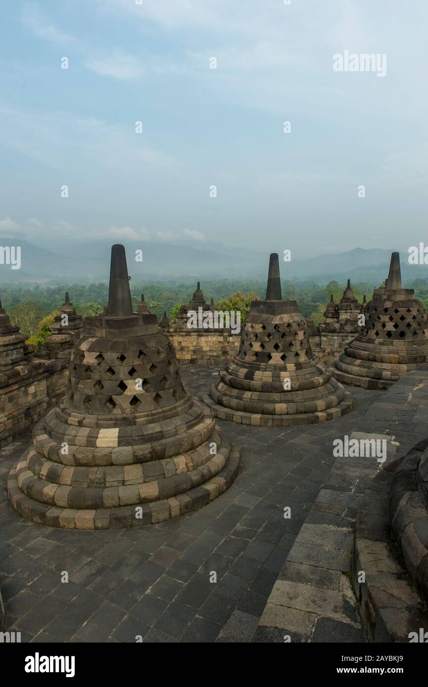 Vista dall'alto del tempio di Borobudur (sito patrimonio dell'umanità dell'UNESCO, nono secolo), il più grande tempio buddista del mondo, della perforazione Foto Stock