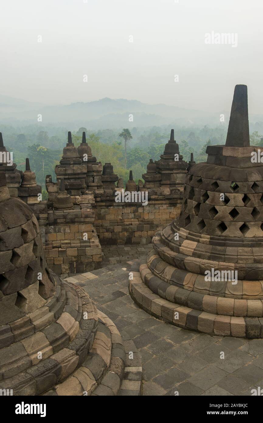 Vista dall'alto del tempio di Borobudur (sito patrimonio dell'umanità dell'UNESCO, nono secolo), il più grande tempio buddista del mondo, della perforazione Foto Stock
